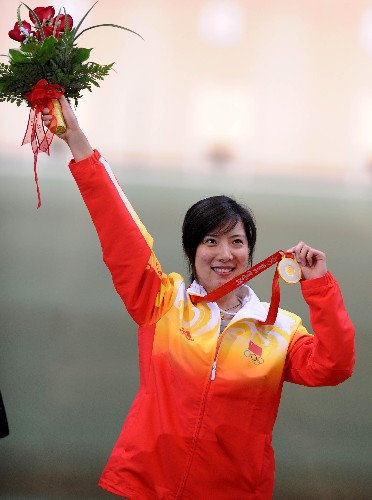 8月14日,中國選手杜麗在領(lǐng)獎臺上。 當日,在北京奧運會射擊女子50米步槍三姿決賽中,中國選手杜麗獲得金牌,捷克選手埃蒙斯獲得銀牌,古巴選手克魯茲獲銅牌。 新華社記者李尕攝