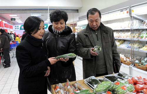 1月28日,檢查組成員在位于哈爾濱市中央商城內的一家超市進行檢查。近日,黑龍江省深入開展“百城萬店無假貨”活動,加強節(jié)日期間市場價格監(jiān)測和檢查,嚴厲查處價格違法行為。據介紹,黑龍江省物價局共組成500多個檢查組,檢查全省商場超市、果蔬市場、農村集貿市場4107家,對個別不按規(guī)定明碼標價的企業(yè)進行了處罰。新華社記者 李勇 攝