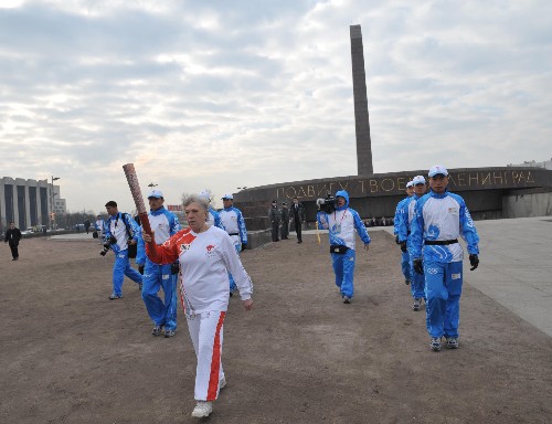 4月5日,在圣火傳遞起點--勝利廣場,第一棒火炬手濟賓娜開始傳遞。當日,北京奧運會圣火傳遞活動在俄羅斯圣彼得堡舉行,這是北京奧運會圣火境外傳遞第三站。 新華社記者 安治平 攝