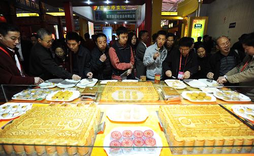 3月24日,成都世紀(jì)城新國(guó)際會(huì)展中心,一家月餅企業(yè)的展臺(tái)吸引了眾多客商。