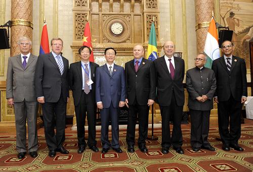 9月4日,在英國首都倫敦,俄羅斯財政部長庫德林(左二)、中國財政部長謝旭人(左四)、巴西財政部長曼特加(右四)和印度財政部長慕克吉(右二)等在會前合影。當日,中國、印度、巴西、俄羅斯“金磚四國”財長和央行行長會議在倫敦舉行。會議就當前國際金融形勢、四國應對危機的政策措施、第三次20國集團領(lǐng)導人峰會議題及國際金融機構(gòu)改革等問題進行了討論并達成廣泛共識。 新華社記者曾毅攝