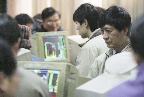 1月17日,股民在上海一家證券營業(yè)部內(nèi)查看個股行情。據(jù)中國證監(jiān)會最新公布的統(tǒng)計數(shù)據(jù)顯示,截至2007年底,投資者開設(shè)的有效證券賬戶總數(shù)達到9200萬戶。 新華社記者 裴鑫 攝