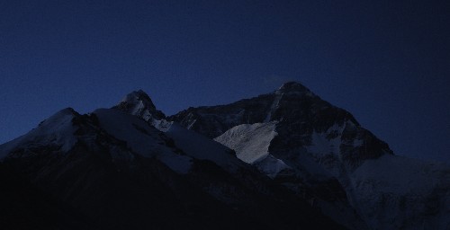 5月8日凌晨,北京奧運(yùn)圣火珠峰傳遞登山隊(duì)從海拔8300米的突擊營地出發(fā),向著珠峰峰頂沖擊。目前,登山隊(duì)隊(duì)員已接近峰頂。圖為5月8日清晨拍攝的珠峰。 新華社記者張鐸攝
