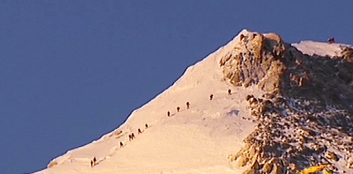 5月8日清晨,登山隊(duì)員在金色的陽光中向峰頂沖擊(視頻截圖)。當(dāng)日凌晨,北京奧運(yùn)圣火珠峰傳遞登山隊(duì)從海拔8300米的突擊營地出發(fā),向著珠峰峰頂沖擊。目前,登山隊(duì)已接近峰頂。新華社發(fā)