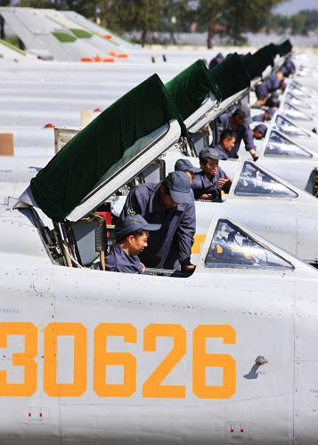 7月25日,機務(wù)官兵在進行飛行前的機務(wù)準備。經(jīng)過一個階段的針對性訓(xùn)練,參加“和平使命-2009”中俄聯(lián)合反恐軍演實兵演習(xí)的中方參演空軍部隊官兵的技戰(zhàn)術(shù)水平大大提高。記者在齊齊哈爾機場看到,參演飛行員在認真研究編隊飛行戰(zhàn)術(shù),機務(wù)官兵在烈日下認真進行飛行前機務(wù)準備,確保參演飛機等裝備狀態(tài)良好。新華社記者 查春明 攝