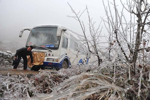在廣西全州縣蕉江瑤族鄉(xiāng)大源村,一輛客車在冰雪中變成了“冰車”(1月10日攝)。新華社記者 黃孝邦 攝