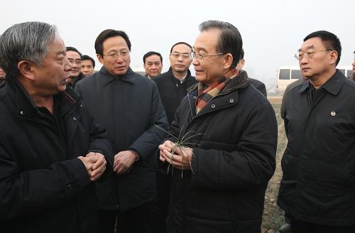 這是1月22日,溫家寶走進(jìn)鶴壁市淇濱區(qū)鉅橋萬(wàn)畝糧食高產(chǎn)核心示范區(qū),向農(nóng)業(yè)科技專(zhuān)家了解情況,實(shí)地察看旱情。新華社記者 姚大偉 攝