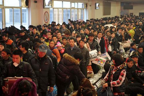 旅客在南昌火車站候車室排隊(duì)進(jìn)站(1月22日攝)。根據(jù)南昌鐵路局提供的數(shù)據(jù)顯示,春運(yùn)前四日南昌鐵路局共發(fā)送旅客112萬人次,同比增長34%,已累計(jì)開行臨時(shí)旅客列車130趟。南昌鐵路局有關(guān)部門預(yù)計(jì),受近日雨雪冰凍天氣影響,部分公路客流轉(zhuǎn)向鐵路,同時(shí)學(xué)生客流與務(wù)工客流疊加,部分方向列車客流爆滿,客流壓力將進(jìn)一步加大。新華社記者 周科 攝
