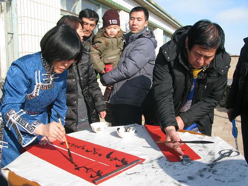 1月25日,通遼市科爾沁區(qū)文聯(lián)書(shū)畫(huà)協(xié)會(huì)的工作人員為牧民書(shū)寫(xiě)蒙文春聯(lián)。春節(jié)臨近,內(nèi)蒙古通遼市科爾沁區(qū)文聯(lián)書(shū)畫(huà)協(xié)會(huì)的工作人員來(lái)到科爾沁區(qū)敖力布皋鎮(zhèn),為當(dāng)?shù)啬撩袼蜕溪?dú)具特色的蒙文春聯(lián)。新華社發(fā)(張伯東 攝)