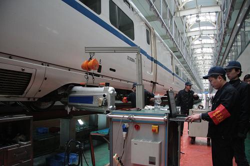 1月28日,南昌鐵路局動(dòng)車組檢查庫(kù)工人在用空心軸探傷機(jī)為和諧號(hào)動(dòng)車組“體檢”。當(dāng)日,江西省南昌市鐵路局動(dòng)車組檢查庫(kù)工人為和諧號(hào)動(dòng)車組“體檢”。由于春運(yùn)期間動(dòng)車組行程增加,原定每月一次的“體檢”周期將縮短為每月兩次,以確保春運(yùn)行駛安全。新華社發(fā)(王東 攝)