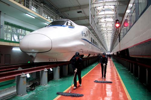 1月28日,和諧號(hào)動(dòng)車組停在南昌鐵路局動(dòng)車組檢查庫(kù)內(nèi)。新華社發(fā)(王東 攝)