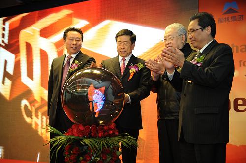 1月28日,與會嘉賓在成立儀式上共同啟動象征中國電力工程有限公司成立的激光球。當日,中國電工設備總公司更名為中國電力工程有限公司。中國電力工程有限公司董事長兼總裁趙若林表示,新的名稱會更有助于公司在國際市場上的業(yè)務開拓和品牌宣傳。近年來,中國電力工程有限公司在東南亞、非洲、西亞、澳洲等海外市場承攬了火力發(fā)電、水力發(fā)電、輸變電、供配電、環(huán)保節(jié)能、市政建設等眾多大型工程項目,特別是代表中國政府進行的高質量援外項目深得客戶好評和信賴。新華社記者 楊光 攝
