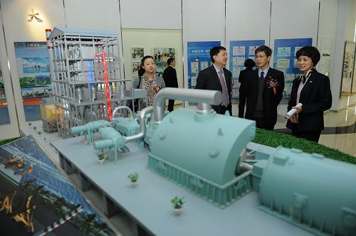 1月28日,嘉賓在參觀中國電力工程有限公司的一個電廠模型。新華社記者 楊光 攝