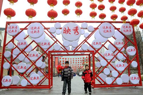 1月31日,兩名小朋友在映秀鎮(zhèn)“遷新居過新年”活動(dòng)現(xiàn)場(chǎng)玩耍。當(dāng)日,四川映秀鎮(zhèn)組織開展“遷新居過新年”系列活動(dòng):獨(dú)具特色的羌藏民族游戲、千人壩壩宴、舞龍舞獅表演、千人同唱感恩歌……滿滿當(dāng)當(dāng)?shù)墓?jié)目安排,既是慶祝受災(zāi)群眾喬遷之喜,也為新春增添喜慶氛圍。新華社記者 陳凱 攝