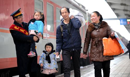 1月31日,一位黨員乘務(wù)員(左一)在為旅客服務(wù)。 當(dāng)日,成都鐵路局貴陽(yáng)客運(yùn)段啟動(dòng)“黨徽佩胸前、旅客在心中”主題實(shí)踐活動(dòng),800余名黨員通過(guò)小分隊(duì)下車廂、黨員“一對(duì)一”服務(wù)重點(diǎn)旅客等方式,發(fā)揮黨員帶頭作用,給旅客創(chuàng)造一個(gè)和諧溫馨的旅行環(huán)境。新華社發(fā)(石宗林 攝)