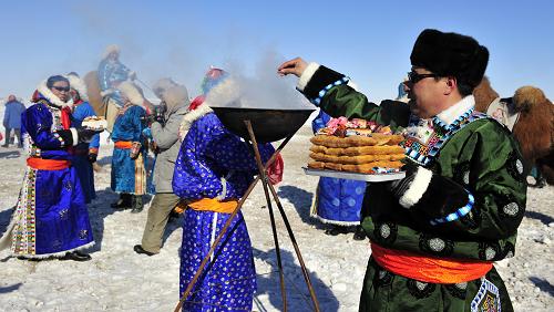 2月14日,牧民們在“興畜節(jié)”上參加祭祀儀式。新華社發(fā)(孫國樹 攝)