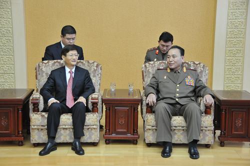 2月14日,正在朝鮮訪問的中國(guó)國(guó)務(wù)委員、公安部部長(zhǎng)孟建柱(前左)在平壤會(huì)見了朝鮮勞動(dòng)黨中央政治局常委、人民軍總參謀長(zhǎng)李英浩(前右)。新華社記者 趙展 攝