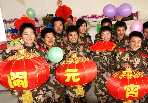 2月15日,河北邊防總隊(duì)新訓(xùn)團(tuán)的女兵班在迎元宵節(jié)燈謎會(huì)上合影。當(dāng)日,河北公安邊防總隊(duì)新訓(xùn)團(tuán)組織新兵開(kāi)展掛紅燈籠、猜燈謎、文藝表演、籃球比賽等文體娛樂(lè)活動(dòng),喜迎元宵節(jié)。新華社記者 楊世堯 攝