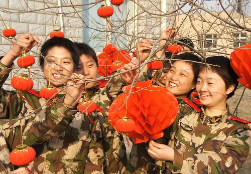 2月15日,河北邊防總隊(duì)新訓(xùn)團(tuán)的新兵在裝點(diǎn)營(yíng)區(qū),迎接元宵節(jié)。新華社記者 楊世堯 攝