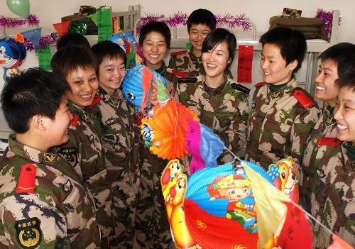 2月15日,河北邊防總隊(duì)新訓(xùn)團(tuán)的干部和新兵們一起猜燈謎。新華社記者 楊世堯 攝