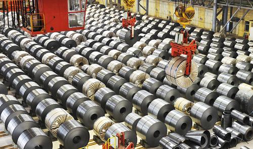 2月15日,在江西新鋼公司冷軋廠,工人使用行車吊運冷硬卷產品。自江西新鋼公司1550毫米冷軋薄板項目2010年9月份投產以來,該廠品種開發(fā)已基本覆蓋機組設計大綱,特別是具有高難度的硅鋼冷硬卷產品的成功開發(fā),標志著新鋼高端產品開發(fā)能力具備了與國內一流企業(yè)競爭的實力。據(jù)悉,新鋼公司冷軋薄板項目今年上半年全部建成投產后將形成120萬噸的薄板生產能力。新華社發(fā)(趙春亮 攝)