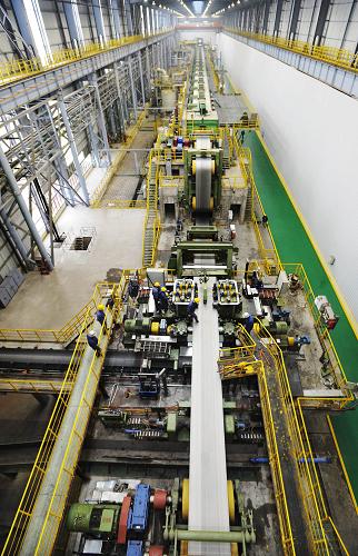 2月15日,江西新鋼公司冷軋廠工人在車間生產。新華社發(fā)(趙春亮 攝)