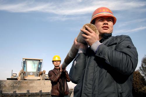 2月16日,兩位工人正在國道211線A8合同段的建設工地上搬運護欄。2011年寧夏交通建設領域計劃使用農(nóng)民工兩萬人。據(jù)了解,今年寧夏將優(yōu)先安排本地農(nóng)民工就業(yè),合理地提高農(nóng)民工工資,同時加大農(nóng)民工技能培訓投入,提高他們的就業(yè)競爭能力。新華社記者 彭昭之 攝
