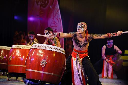 2月16日,臺(tái)灣九天民俗技藝團(tuán)演員在表演激昂的鼓樂(lè)《九天戰(zhàn)鼓》。新華社記者 姜克紅 攝