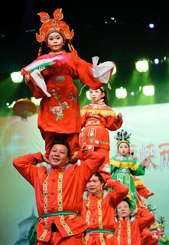 2月16日,福州民間演藝團(tuán)體在表演當(dāng)?shù)貍鹘y(tǒng)的肩頭戲。新華社記者 姜克紅 攝