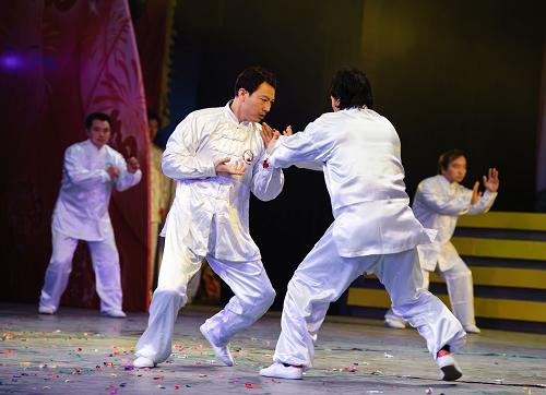 2月16日,閩臺(tái)拳師在同臺(tái)表演南少林宗鶴拳。新華社記者 姜克紅 攝