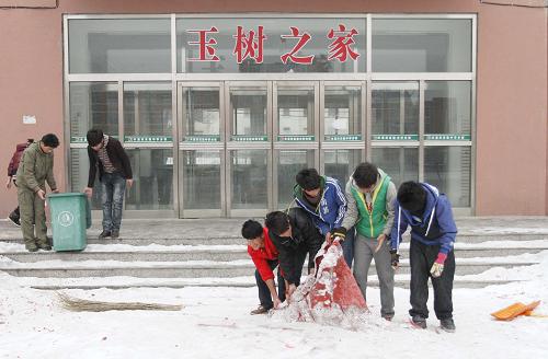 2月17日,玉樹(shù)學(xué)生在清理食堂門前的積雪。新華社發(fā) (潘昱龍攝
