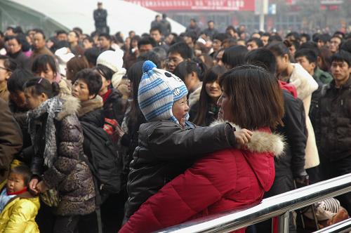 2月18日,一對(duì)母子在鄭州火車(chē)站等待進(jìn)站。元宵節(jié)過(guò)后,大批旅客返程,鄭州火車(chē)站開(kāi)放全部進(jìn)站口并新增臨時(shí)進(jìn)站口,疏導(dǎo)客流高峰,方便旅客出行。新華社發(fā)(楊正華 攝)