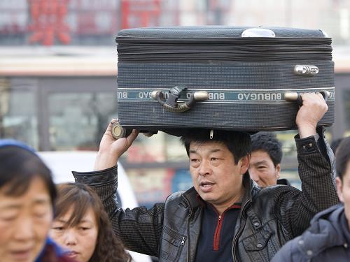 2月18日,一名旅客扛著箱子在遼寧省朝陽(yáng)市客運(yùn)中心準(zhǔn)備出行。當(dāng)日,朝陽(yáng)市客運(yùn)中心迎來(lái)元宵節(jié)后客流高峰。新華社發(fā)(仇一軍 攝)