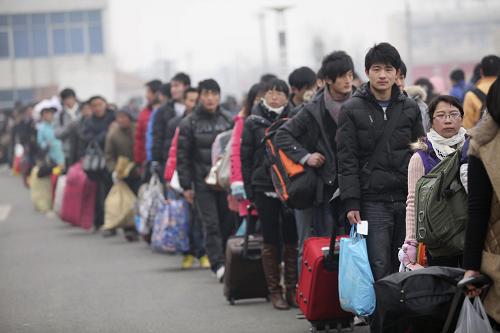 2月18日,旅客準(zhǔn)備進(jìn)入安徽省亳州市火車(chē)站乘車(chē)。元宵節(jié)后,亳州火車(chē)站迎來(lái)返程客流高峰。新華社發(fā)(劉勤利 攝)