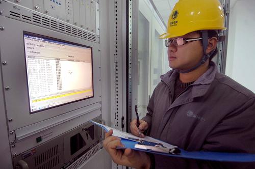 2月25日,工作人員在寧東-山東±660kv直流輸電工程的系統(tǒng)控制室內(nèi)記錄運(yùn)行參數(shù)。新華社記者 彭昭之 攝