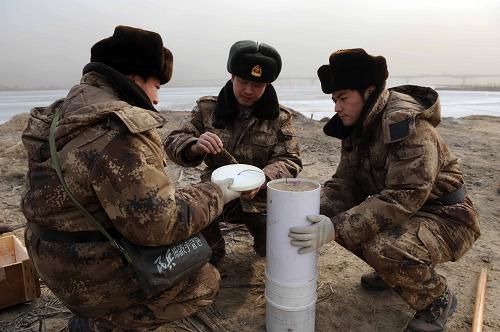 2月25日,解放軍內(nèi)蒙古軍區(qū)達(dá)拉特旗人民武裝部官兵安裝爆破裝置。當(dāng)日,黃河上游內(nèi)蒙古凌汛段實(shí)施今春首次炸冰除險(xiǎn)演習(xí)。承擔(dān)本次爆破演習(xí)任務(wù)的解放軍內(nèi)蒙古軍區(qū)鄂爾多斯軍分區(qū)組織五十多名官兵,會同地方防凌技術(shù)專家在達(dá)拉特旗境內(nèi)黃河險(xiǎn)工段埋設(shè)炸藥60公斤,順利完成預(yù)定炸冰除險(xiǎn)演習(xí)任務(wù)。凌汛是黃河特有的汛情。由于黃河部分河段從低緯度流向高緯度地區(qū),每年秋季封凍和春季開河存在時(shí)間差,受冰封影響,易出現(xiàn)汛情,對沿岸居民生命財(cái)產(chǎn)安全構(gòu)成威脅。黃河上游流經(jīng)內(nèi)蒙古自治區(qū)境內(nèi)全長830公里,占黃河總長的六分之一,歷史上曾多次發(fā)生凌汛災(zāi)害。 目前,沿黃河各地正在嚴(yán)密監(jiān)視凌情變化,做好防凌除險(xiǎn)應(yīng)急準(zhǔn)備工作。新華社記者 張領(lǐng) 攝
