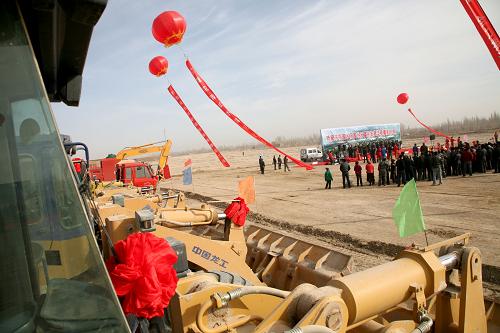 2月26日拍攝的新疆哈密市花園鄉(xiāng)富民安居小區(qū)建設(shè)開工現(xiàn)場。 當(dāng)日,新疆哈密市2011年首個富民安居工程花園鄉(xiāng)花園社區(qū)開建,項(xiàng)目規(guī)劃占地915畝,建設(shè)戶數(shù)860戶,預(yù)計(jì)在10月投入使用。哈密市2011年計(jì)劃開工建設(shè)并竣工富民安居房11000戶。新華社發(fā)(蔡增樂 攝)