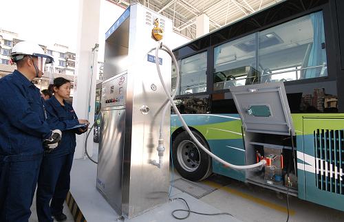 在福州市一個(gè)LNG(液化天然氣)汽車加氣站內(nèi),一輛LNG公交車正在加氣(2010年5月20日攝)。新華社記者 姜克紅 攝