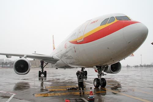 2月27日,海南航空HU9002航班飛回北京首都國(guó)際機(jī)場(chǎng),正在滑入機(jī)位。 當(dāng)日11:02,海南航空第一架赴希臘接中國(guó)從利比亞撤出人員的包機(jī)穩(wěn)穩(wěn)降落在北京首都國(guó)際機(jī)場(chǎng),將213名同胞順利接回國(guó)內(nèi)。 2月25日,海南航空接到民航局指令:“緊急調(diào)派一架飛機(jī)接我在利比亞同胞回國(guó)。”海南航空迅速抽調(diào)了包括海航A330機(jī)隊(duì)機(jī)型總師溫建平機(jī)長(zhǎng)在內(nèi)的4名資深飛行員和12名經(jīng)驗(yàn)豐富的乘務(wù)人員。飛行部、運(yùn)行控制部、客艙與地面服務(wù)部等單位密切配合,連夜作戰(zhàn),克服北京冰雪天氣造成的大面積航班調(diào)整影響,在短短十個(gè)小時(shí)內(nèi)保障一架空客A330飛機(jī)整裝待發(fā),為我同胞的平安回國(guó)提供了最堅(jiān)實(shí)的保障。從2月27日至3月10日12天時(shí)間里,海航將每天安排2架包機(jī)赴希臘接我同胞回國(guó),包括26日航班在內(nèi)總計(jì)派出共25架次,50個(gè)航班執(zhí)行此次撤離任務(wù)。 新華社發(fā)(魏萌 攝)