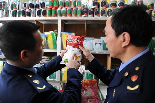 2月27日,定南縣工商部門執(zhí)法人員在一家農(nóng)資店檢查水稻種子。正值春耕生產(chǎn)時(shí)節(jié),為防止假劣農(nóng)資坑農(nóng)害農(nóng),江西省定南縣工商部門組織執(zhí)法人員深入農(nóng)資銷售市場(chǎng),嚴(yán)查種子、農(nóng)藥、肥料等農(nóng)資產(chǎn)品,確保春耕生產(chǎn)順利進(jìn)行。 新華社記者 周科 攝