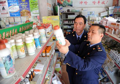 2月27日,定南縣工商部門執(zhí)法人員在一家農(nóng)資店檢查農(nóng)藥。 正值春耕生產(chǎn)時(shí)節(jié),為防止假劣農(nóng)資坑農(nóng)害農(nóng),江西省定南縣工商部門組織執(zhí)法人員深入農(nóng)資銷售市場(chǎng),嚴(yán)查種子、農(nóng)藥、肥料等農(nóng)資產(chǎn)品,確保春耕生產(chǎn)順利進(jìn)行。 新華社記者 周科 攝