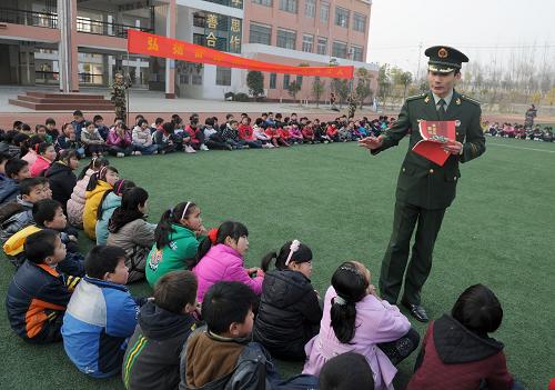 3月4日,在合肥市第二十中學(xué),武警合肥指揮學(xué)院的學(xué)員張華奎在為同學(xué)們講述雷鋒的故事。新華社記者 郭晨 攝