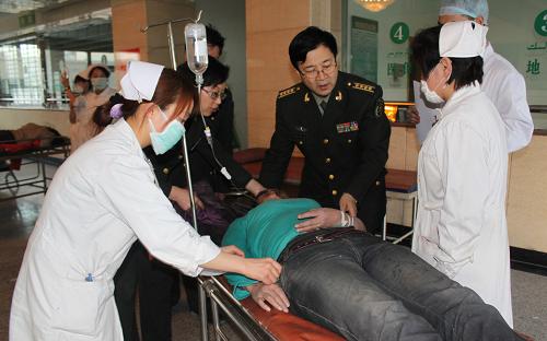 3月11日,醫(yī)護(hù)人員在搶救事故受傷人員。新華社發(fā)(王錄慶 攝)