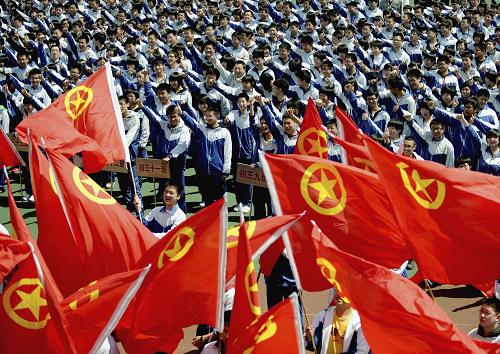 5月3日,沈陽126中學(xué)舉行紀(jì)念五四運(yùn)動(dòng)92周年主題活動(dòng),該校800余名共青團(tuán)員在團(tuán)旗下重溫入團(tuán)誓詞,傳承五四精神,爭做薪火傳人。新華社發(fā) 張文魁 攝