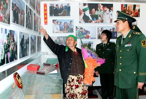 5月5日,布茹瑪汗·毛勒朵(左一)向新疆伊爾克什坦邊防檢查站官兵介紹自己擔(dān)任護(hù)邊員的經(jīng)歷。在母親節(jié)來(lái)臨之際,新疆伊爾克什坦邊防檢查站官兵來(lái)到2008年入選“全國(guó)十大杰出母親”的布茹瑪汗·毛勒朵家里,為她送上節(jié)日的祝福。67歲的布茹瑪汗·毛勒朵是新疆克州烏恰縣吉根鄉(xiāng)邊防派出所的護(hù)邊員。她46年風(fēng)雨無(wú)阻,每天巡邊20公里山路,被人們尊稱為“冬古拉瑪大媽”。新華社發(fā)(李生軍 攝)