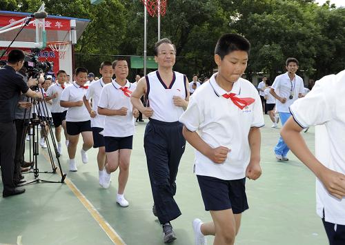 5月31日,在“六一”國際兒童節(jié)來臨之際,中共中央政治局常委、國務(wù)院總理溫家寶來到地處城鄉(xiāng)接合部的北京市朝陽區(qū)十八里店小學(xué),親切看望師生,并和孩子們一起上了一堂體育課。 新華社記者 饒愛民 攝