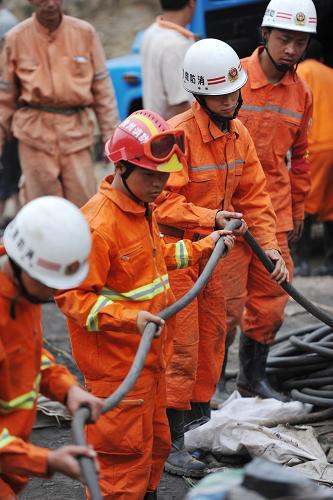 6月1日,救援人員在事故礦井現(xiàn)場架設抽水管道。新華社記者 歐東衢 攝
