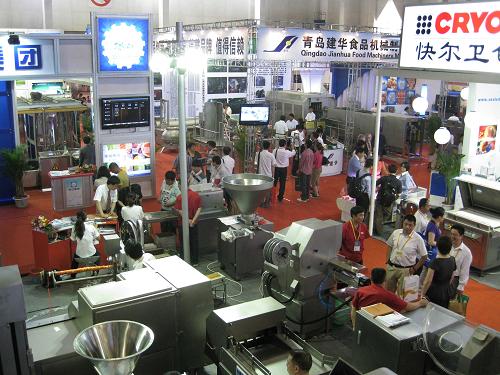 6月1日,觀眾在活動(dòng)現(xiàn)場(chǎng)參觀。當(dāng)日,中國(guó)肉類協(xié)會(huì)聯(lián)合世界肉類組織在北京中國(guó)國(guó)際展覽中心(老館)舉辦的“2011第九屆中國(guó)國(guó)際肉類工業(yè)展覽會(huì)”“2011第六屆中國(guó)國(guó)際肉類食品文化節(jié)”以及“2011全國(guó)肉類行業(yè)分割技能競(jìng)賽暨國(guó)際肉類分割技能表演”等活動(dòng)開(kāi)幕。據(jù)悉,為期三天的活動(dòng)吸引了200余家中外知名企業(yè)廠商參加。新華社記者 張燕輝 攝