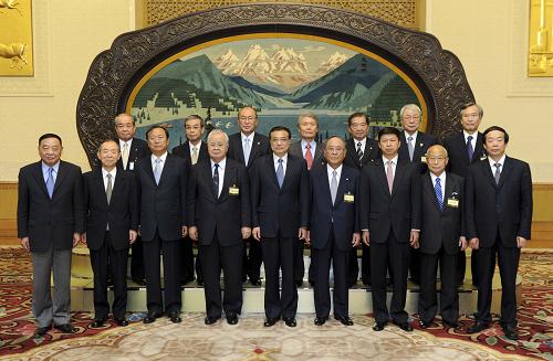 6月2日,國務(wù)院副總理李克強在北京人民大會堂會見來華參加“2011年中日綠色博覽會”、以會長米倉弘昌和名譽會長御手洗富士夫為團長的日本經(jīng)濟團體聯(lián)合會代表團。新華社記者 張鐸 攝