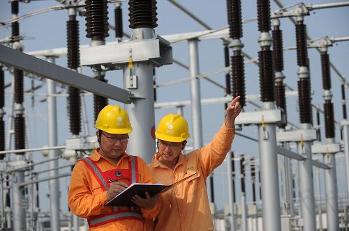 6月26日,黃山電力人員在徽州500千伏變電所內(nèi)檢查線路運(yùn)行情況。新華社記者 李健 攝